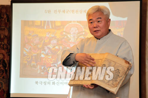 아시아 도교판화의 세계을 소개하는 유물을 설명하고 있는 한선학 고판화박물관 관장.(사진=왕진오 기자)