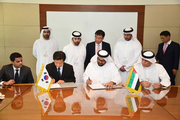 19일 아랍에미리트 아부다비 소재 아드코 본사에서 열린 루마이타/샤나엘 원유처리시설 확장공사 계약식에서 임병용 GS건설 사장과 압둘 무님 사이프 알 킨디 아드코 사장이 계약서에 서명을 하고 있다. 앞줄 왼쪽부터 니킬 킬라찬드 돋살 부회장, 임병용 GS건설 사장, 압둘 무님 사이프 알 킨디 아드코 사장, 퐈리드 압둘라 아드코 전무(사진 제공: GS건설)