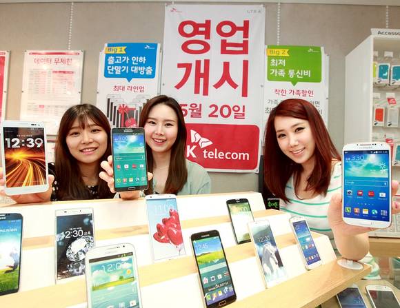 SK텔레콤이 20일 영업재개에 맞춰 11종의 휴대폰 출고가를 인하했다(사진 제공: SK텔레콤)