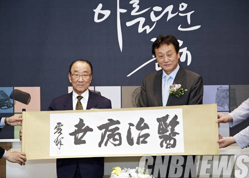 윤형섭 전 교육부 장관(좌측)과 김왕식 대한민국역사박물관장.(사진=대한민국역사박물관)