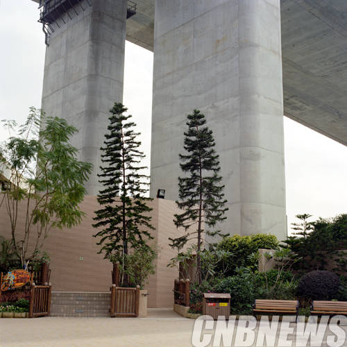 염중호, '지구적 산책no1'. 30x30cm, Ed 1/10, 2009.