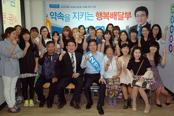 이철승 수원시의원 후보와 염태영 수원시장 후보가 개소식에 참석한 지역 주민들과 지역현안에 대해 논의하고 있다.