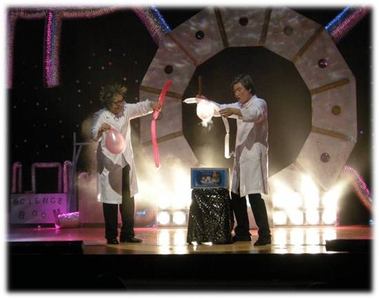 ‘사이언스펀’ 공연 장면, 이 공연은 아이들이 웃고 즐기면서 과학의 원리를 깨우치는 에듀테인먼트 공연이다.