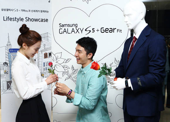 생활 속에서 갤럭시 S5와 기어 Fit의 사용성을 보여주는 라이프스타일 쇼케이스(사진 제공: 삼성전자)
