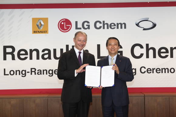 르노그룹 티에리 볼로레 최고경쟁력책임자와 LG화학 권영수 전지사업본부장이 MOU를 체결하고 포즈를 취했다(사진 제공: 르노삼성자동차)