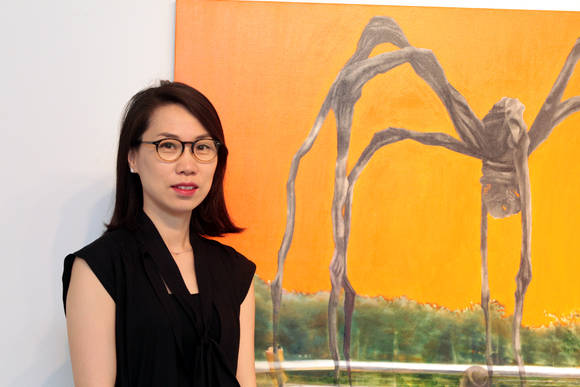 21일 서울 종로구 율곡로 이화익갤러리에서 진행된 'About Translucency'전 설명회에 함께한 김정선 작가가 미술관 시리즈로 작업한 리움미술관의 부르주아의 마망(Maman)작품을 그린 그림 앞에서 포즈를 취하고 있다.(사진=왕진오 기자)