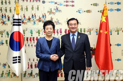 21일 오후 강창희 국회의장(우측)이 국회접견길에서 제9차 한·중 의회정기교류체제 참석차 방한 중인 옌쥔치(嚴雋琪) 중국 전인대 상무위원회 부위원장 일행을 접견하고 교류확대 및 의회협력을 포함한 양국 간 실질 협력 확대방안에 대해 논의했다.(사진=국회)