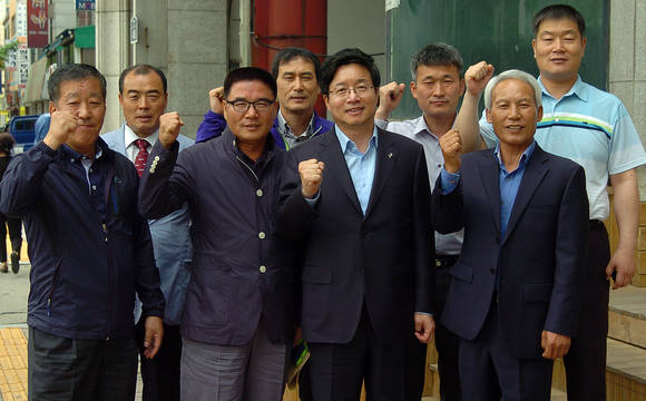 지난 20일 수원시내 7개 버스회사 노조위원장들이 염태영(53) 새정치민주연합 수원시장 후보를 지지하며 기념촬영을 하고 있다.(사진=염태영 수원시장 후보 선거사무소 제공)