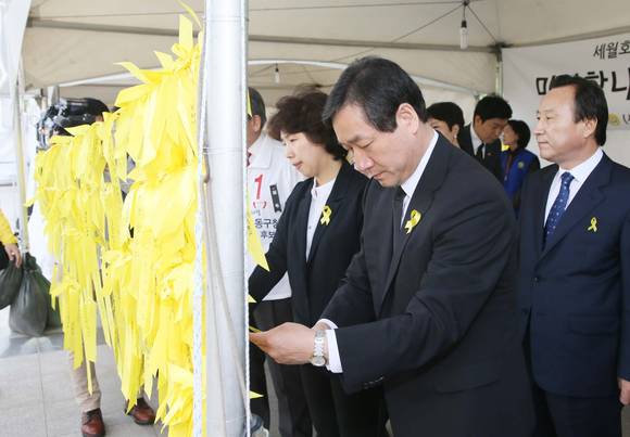 유정복 인천시장 후보(새누리당)가 세월호 합동분향소를 찾아 참배하고 공식적인 선거운동에 들어갔다.