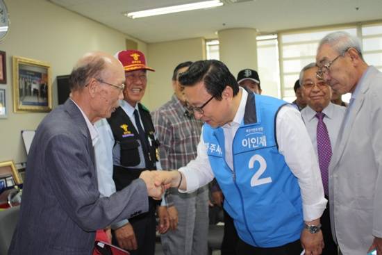 이인재 파주시장 후보가 22일 대한노인회 파주시지부를 방문, 조용하게 선거운동을 시작했다.