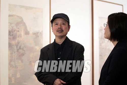 22일 서울 종로구 삼청로 학고재갤러리 본관에서 진행된 '햇빛, 공기, 물' 전 설명회에 함께한 티엔리밍 작가가 자신의 작업 세계에 대해 설명하고 있다. 그의 대표작 33점을 선보이는 전시는 5월 23일부터 6월 15일까지 진행된다.(사진=왕진오 기자)