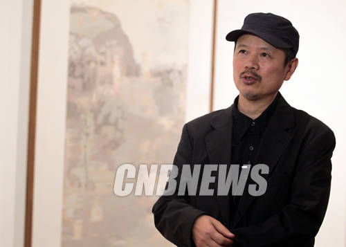 22일 한국에서 첫 번째 개인전을 갖는 티엔리밍 작가가 서울 삼청로 학고재 갤러리 본관에서 자신의 작품 세계를 설명하고 있다.(사진=왕진오 기자)