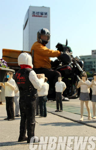 라선영, '퀵아저씨'. 나무에 채색, 27cm(h), 2014.