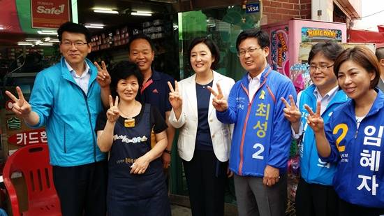 새정치민주연합 박영선 원내대표가 고양시를 찾아 최성 시장와 재래시장인 능곡시장을 찾았다. (왼쪽부터)송두영 덕양을 위원장, 상인들, 박영선 원내대표, 최성 고양시장, 원용희 시의원후보, 임혜자 도의원후보