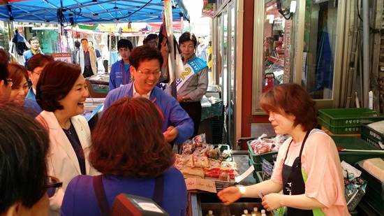 박영선 원내대표가 최성 고양시장 후보와 재래시장인 능곡시장을 찾아 상인들과 즐겁게 대화하고 있다.