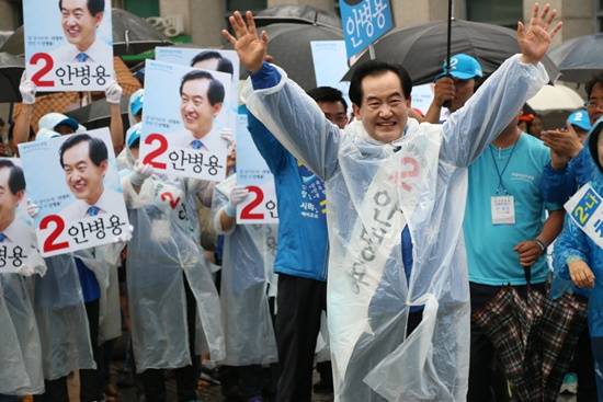 새정치민주연합 안병용 의정부시장 후보가 안철수 공동대표와 주말 선거유세를 펼쳤다.