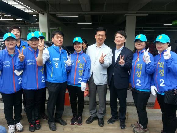 최성 고양시장 후보가 안철수 새정치민주연합 공동대표와 고양시에서 주말 선거유세를 펼치고 있다. 안 대표는 이례적으로 26일도 고양시를 찾을 예정이다.