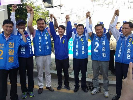 새정치민주연합 안철수 공동대표가 유영록 시장후보 등 시, 도의원 후보들과 승리를 다짐하고 있다.