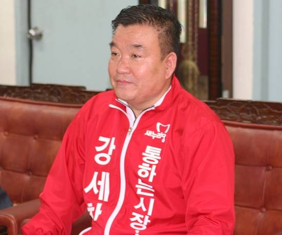 강세창 새누리당 의정부시장 후보가 26일 기자회견을 통해 공약을 발표하고 있다.