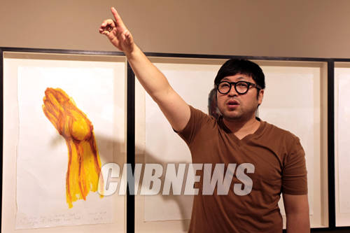 26일 서울 서초동 페리지갤러리에서 진행된 '마지막 잎새'전 설명회에 함께한 김기라 작가가 자신의 작업의 바탕이 된 드로잉 작품들을 설명하고 있다. 김기라 작가의 '마지작 잎새'전은 5월 30일부터 7월 5일까지 진행된다.(사진=왕진오 기자)