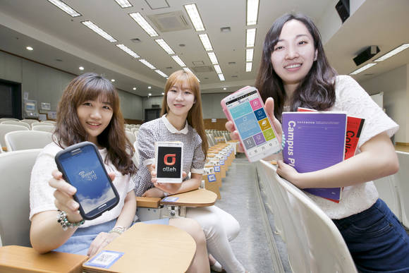 숙명여자대학교 학생들이 교내 캠퍼스에서 ‘스마트 숙명’ 앱을 보여주고 있다(사진 제공: KT)