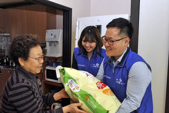 효성 직원들이 마포구 이웃을 찾아 사랑의 쌀을 전달하고 있다(사진 제공: 효성)