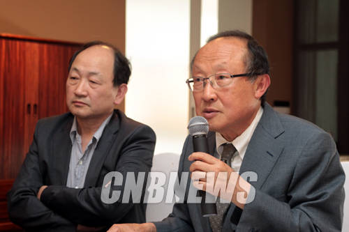 27일 오후 서울 평창동 가나아트센터에서 진행된 (재)가나문화재단 설립 관련 기자 설명회에 함께한 김형국 이사장(우측)과 윤범모 이사가 재단에 대해 설명하고 있다.(사진=왕진오 기자)