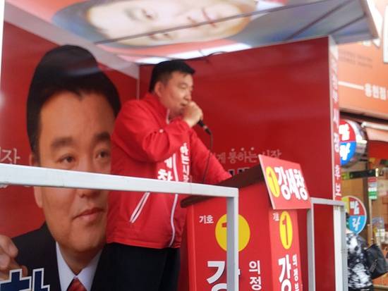 강세창 후보가 길거리 유세를 통해 안병용 후보의 공약을 비판하고 있다.