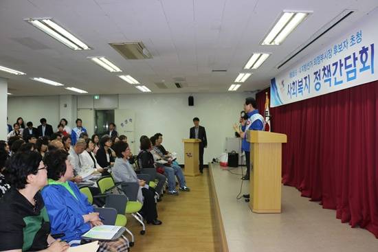 의정부시 사회복지 정책간담회에서 나머지 후보가 불참한 가운데 단독으로 참석해 정견발표 및 질의응답을 진행하고 있다.