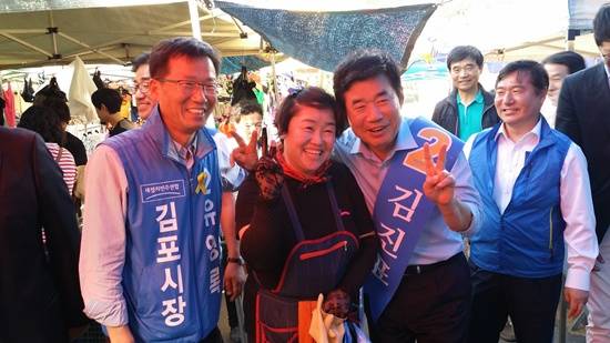 김진표 경기도지사 후보가 김포5일장을 방문해 유영록 후보의 지지를 호소했다.