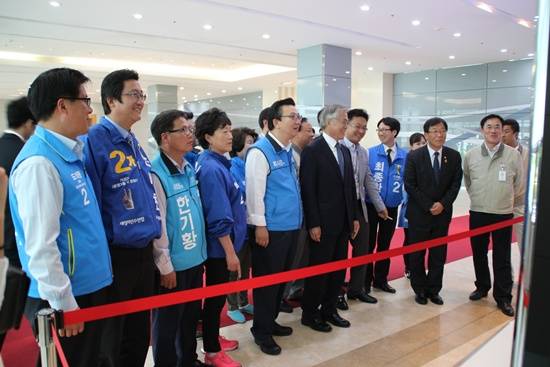 문재인 의원이 이인재 후보(왼쪽에서 다섯번째)와 LG디스플레이를 방문했다.