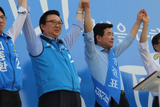 김진표 경기도지사 후보가 파주를 방문해 이인재 후보와 선거운동을 펼치고 있다.