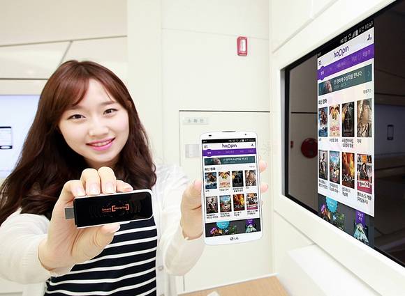 SK텔레콤이 스마트폰의 화면을 TV 등 대형화면에 그대로 보여주는 장치 ‘스마트미러링’을 출시했다(사진 제공: SK텔레콤)