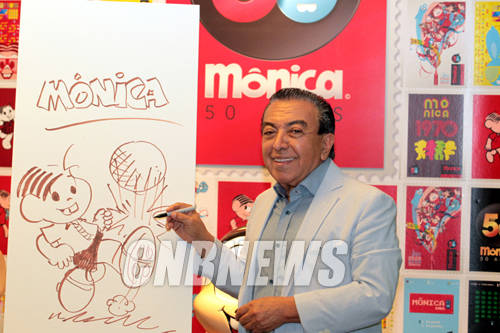 28일 서울 소공동 롯데백화점 본점 롯데갤러리에서 진행된 '브라질 만화의 거장, 마우리시우 지 소우자' 특별전 설명회에 함께한 만화가 마우리시우 지 소우자가 자신이 만들어낸 캐릭터 모니카를 드로잉으로 그려보이고 있다.(사진=왕진오 기자)