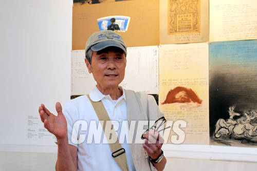 28일 오후 서울 송파구 방이동 소마미술관에서 진행된 '작가재조명_긴 호흡'전 설명회에 함께한 김차섭 작가가 자신의 판지 드로잉 작품을 설명하고 있다.(사진=왕진오 기자)