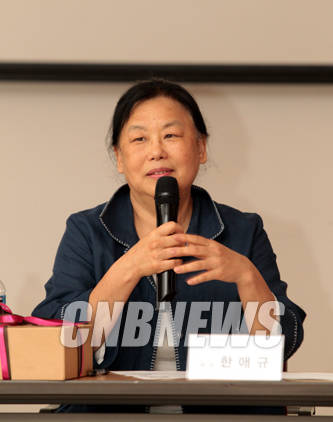 28일 오후 서울 송파구 방이동 소마미술관에서 진행된 '작가재조명_긴 호흡'전 설명회에 함께한 한애규 작가가 자신의 페허에서 느끼는 감정을 담은 작품에 대해 설명하고 있다.(사진=왕진오 기자)