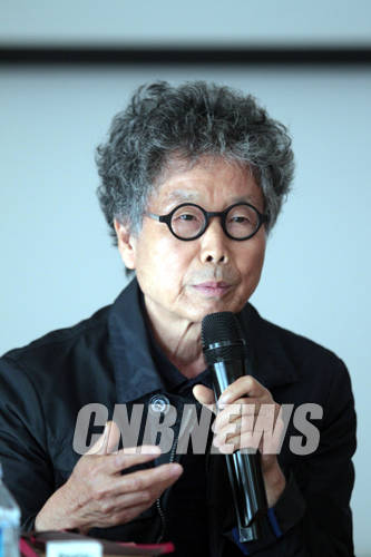 28일 오후 서울 송파구 방이동 소마미술관에서 진행된 '작가재조명_긴 호흡'전 설명회에 함께한 전수천 작가가 자신의 '아우라'대해 작업한 작품을 설명하고 있다.(사진=왕진오 기자)