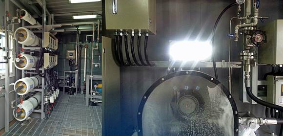 GS건설 연구팀이 연구용 SWRO-PRO 해수담수 파일럿 플랜트에서 200W 가량의 전기를 생산해 전등을 밝히고 있다(사진 제공: GS건설)