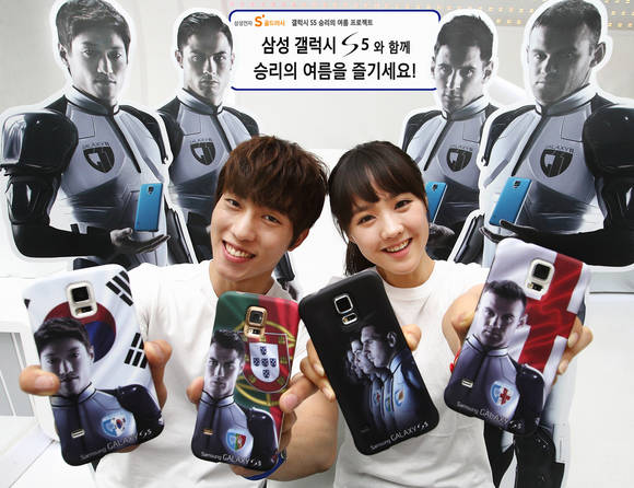 삼성전자 모델이 삼성동 코엑스 갤럭시존에서 ‘갤럭시 11’ 캠페인을 소개하고 있다(사진 제공: 삼성전자)