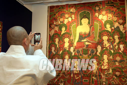 29일 서울 종로구 관훈동 (주)마이아트옥션 옥션하우스에서 진행중인 '조선시대 불교 미술 특별경매'프리뷰 전시에 나온 영상회상도를 조계종 호법부 스님이 카메라로 촬영 하고 있다. 경매에 부쳐진 총 18점의 물품중 최소 3점 이상이 도난품으로 알려져 논란이 일고 있다.(사진=왕진오 기자)