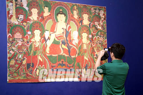 29일 서울 종로구 관훈동 (주)마이아트옥션 옥션하우스에 도난당한 불교유물을 수사하기 위해 서울지방경찰청 광역수사대가 전시된 유물들을 살펴보고 있다.(사진=왕진오 기자)