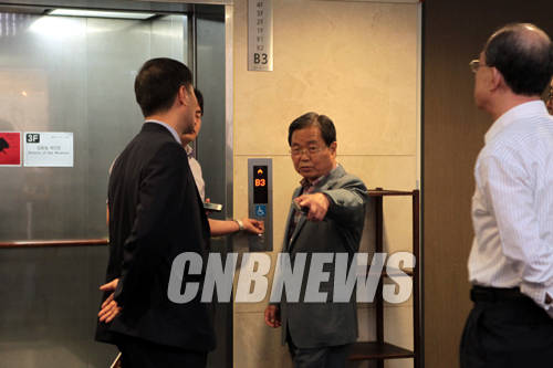 29일 서울 종로구 관훈동 (주)마이아트옥션 옥션하우스에 전시된 조선시대 불교 미술 특별경매 물품 중 도난 당한 것으로 신고된 유물을 수사하기 위해 도착한 서울지방경찰청 광역수사대의 질문에 자리를 뜨는 공창호 회장.(사진=왕진오 기자)