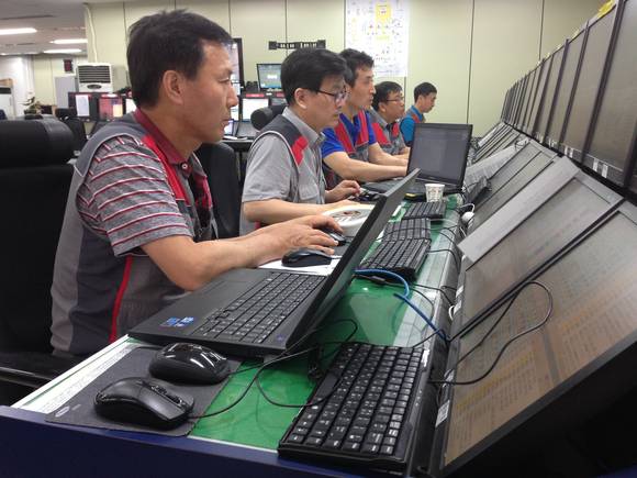 KT 관제센터 기술진들이 6.4 지방선거를 앞두고 선거 관련 주요 사이트에 대한 모니터링을 하는 모습(사진 제공: KT)