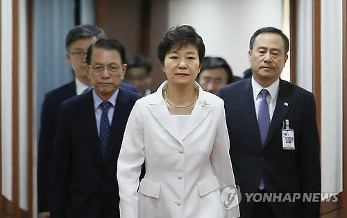 ‘원전 세일즈 외교’를 위해 아랍에미리트를 방문한 박근혜 대통령이 지난 21일 서울공항에 도착, 환영나온 김기춘 비서실장(왼쪽), 박흥렬 경호실장과 함께 공항을 나서고 있다. (사진=연합뉴스)