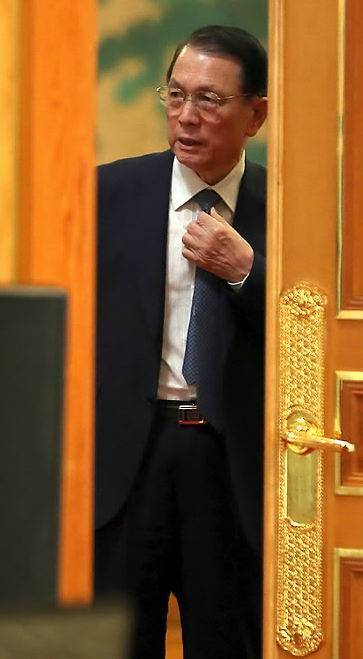 박근혜 대통령 주재로 지난 22일 청와대에서 열린 수석비서관회의에서 김기춘 비서실장이 회의장에 입장하고 있다. (사진=연합뉴스)