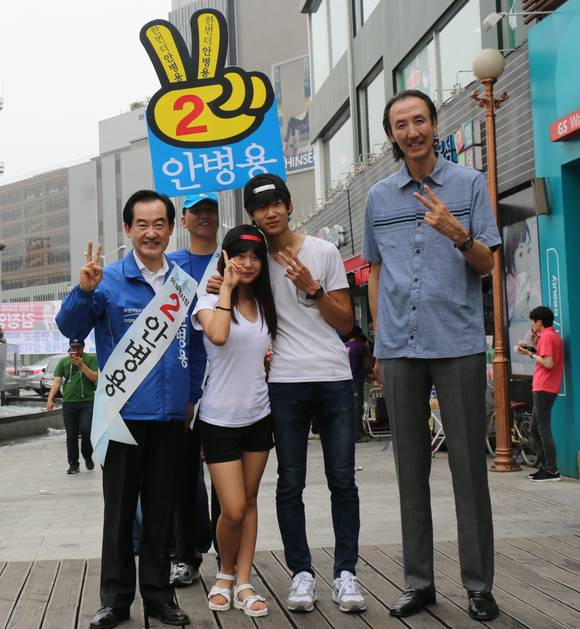 안병용 의정부 시장 후보가 한기범 선수와 선거유세를 하고 있다