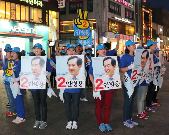 안병용 후보 선거운동원들이 선거독려 플래시몹을 진행하고 있다.