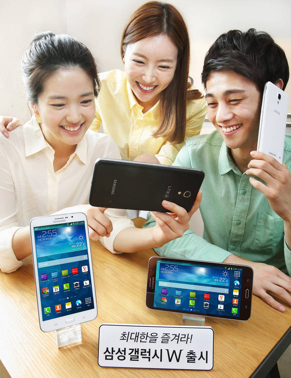 삼성전자가 초대형 7인치 디스플레이를 탑재한 ‘갤럭시 W’를 출시했다(사진 제공: 삼성전자)