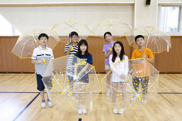 경기도 용인 중일초등학교 학생들이 투명우산을 펼쳐 보이고 있다(사진 제공: 현대모비스)