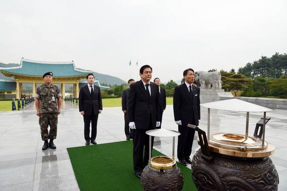 2일 이상운 부회장(앞줄 왼쪽), 조현상 산업자재PG장(뒷줄 왼쪽에서 두번째), 장형옥 지원본부장(뒷줄 왼쪽에서 세번째)이 국립대전현충원을 방문해 순국선열 및 호국영령을 기리기 위한 참배를 진행했다.